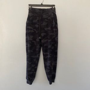 Womens camo scuba jogger